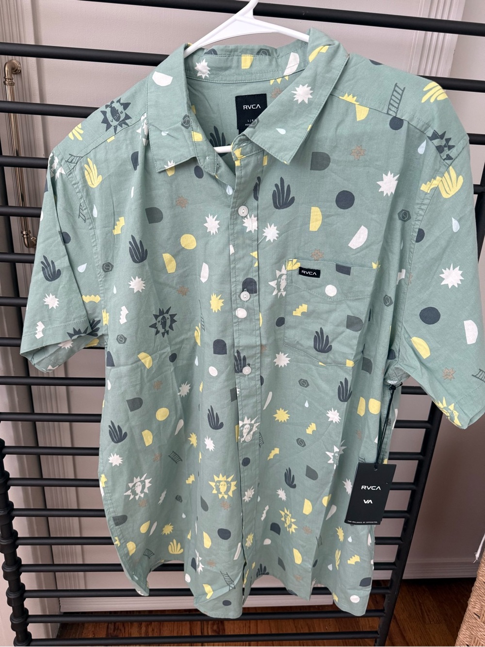NEW RVCA Men's Short-Sleeve Printed Button-Up Shirt in Sage Green